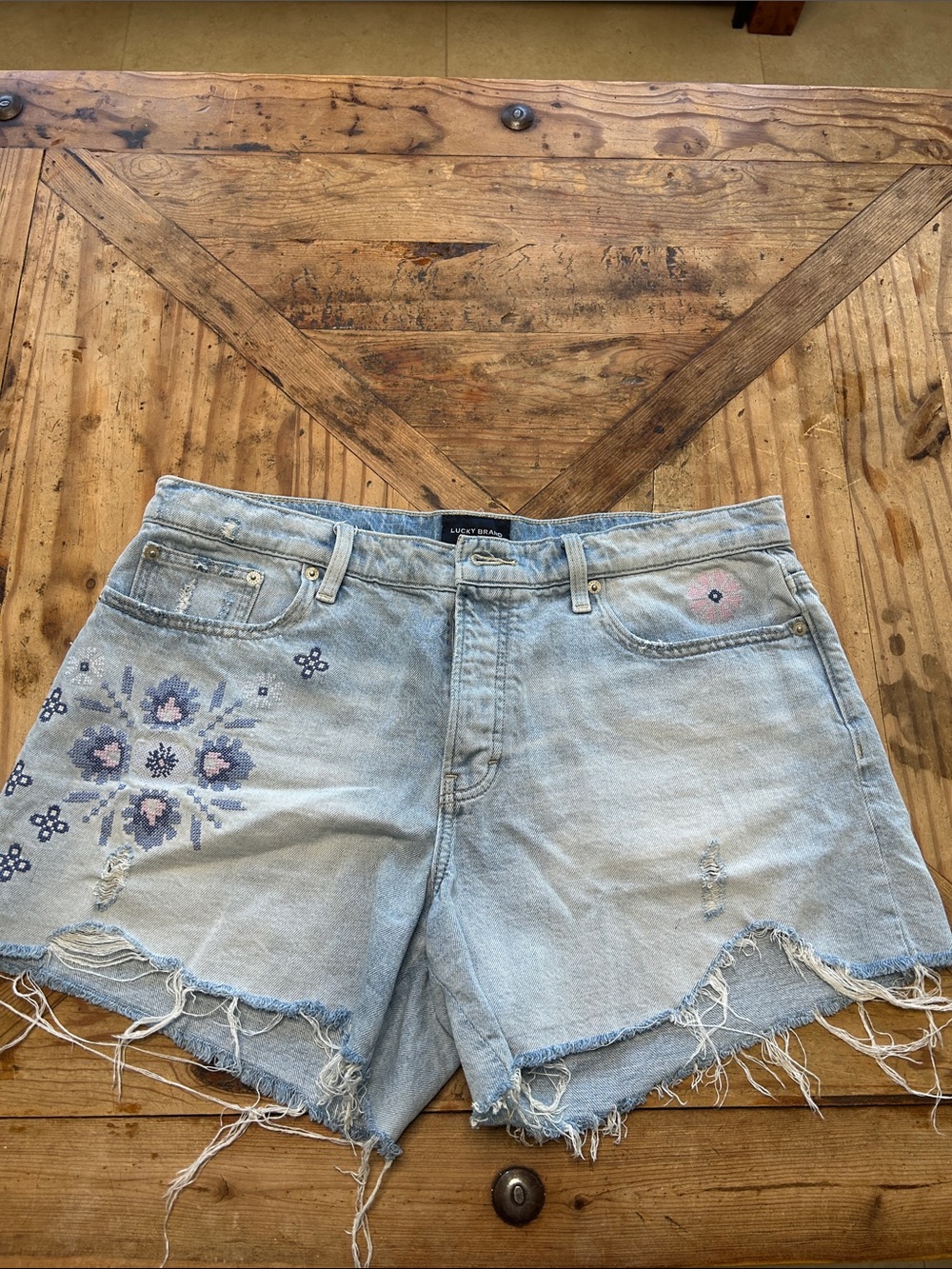 Women’s Lucky Brand Light Blue Embroidered Denim Cutoff Shorts size 14/32